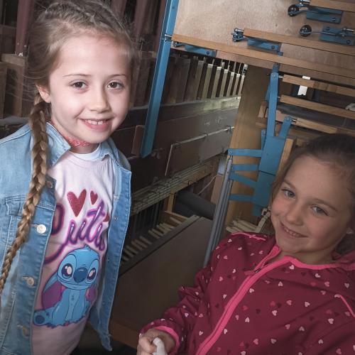 Die Kinder schauen sich die Teile der Orgel an.