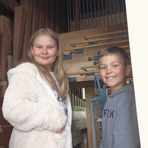 Die Kinder schauen sich die Teile der Orgel an.