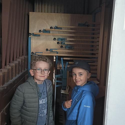 Die Kinder schauen sich die Teile der Orgel an.