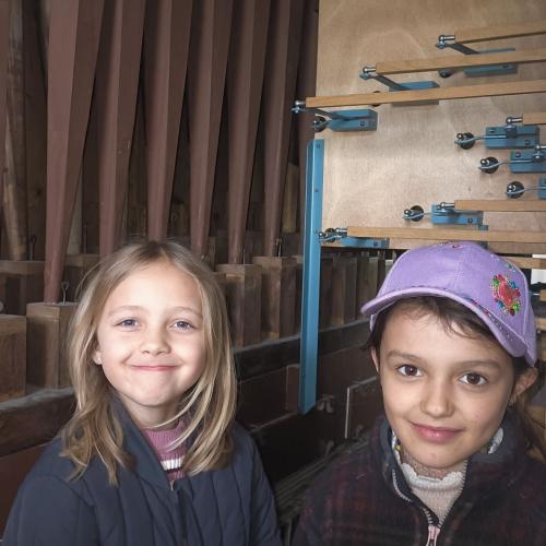 Die Kinder schauen sich die Teile der Orgel an.