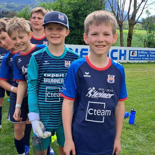 Fußballmannschaft der VS Matrei in Reih und Glied