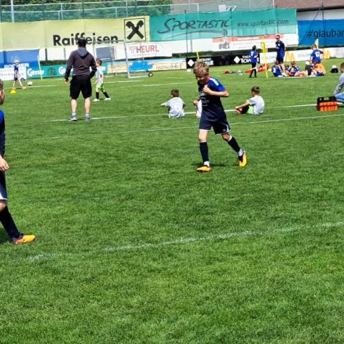 Kinder beim Fußballspielen