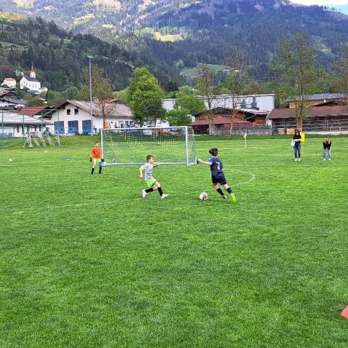 Kinder beim Fußballspielen