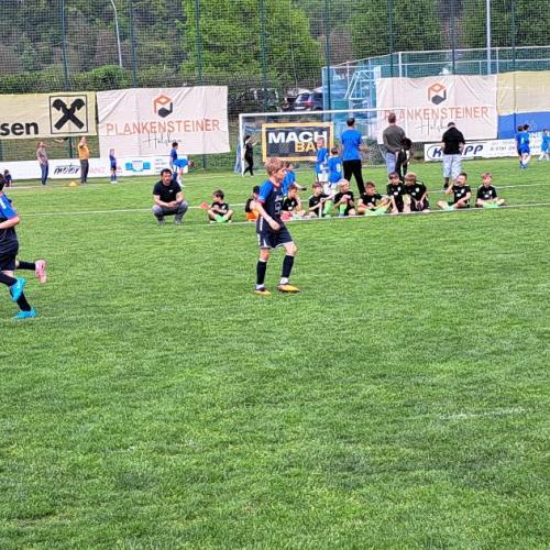 Kinder beim Fußballspielen