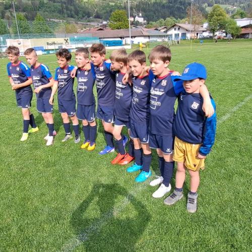 Kinder beim Fußballspielen in Aufstellung für einen Elfmeter