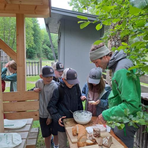 Die Kinder essen die Brote mit dem Kräuteraufstrich.