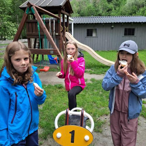 Die Kinder essen die Brote mit dem Kräuteraufstrich.
