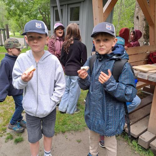 Die Kinder essen die Brote mit dem Kräuteraufstrich.