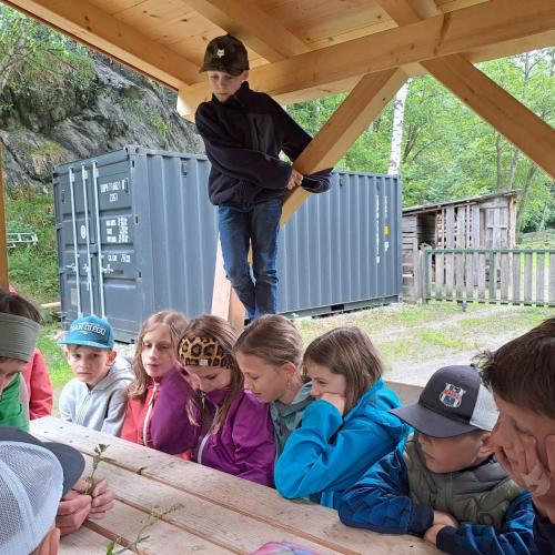 Nationalparkranger erklärt den Kindern verschiedene Kräuter.