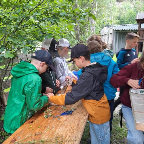 Die Kinder machen mit dem Nationalparkranger einen Kräuteraufstrich.