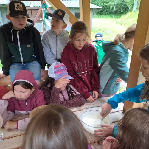 Die Kinder machen mit dem Nationalparkranger einen Kräuteraufstrich.