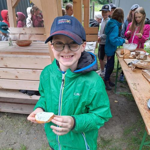 Die Kinder mit den Broten und dem Kräuteraufstrich.