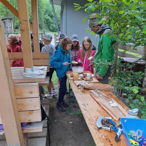 Die Kinder mit den Broten und dem Kräuteraufstrich.