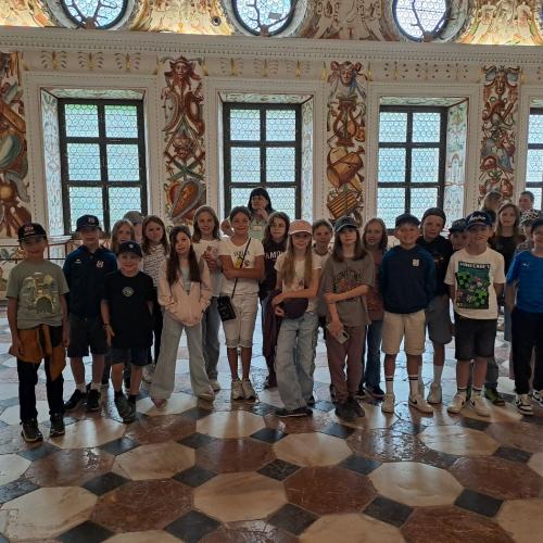 Gruppenfoto in einem prunkvollen Saal