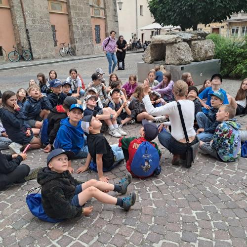 Kinder hören Geschichten über Innsbruck 