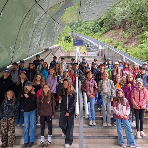 Gruppenfoto auf den Stufen vom Ausstieg bei der Hungerburgbahn Station Alpenzoo