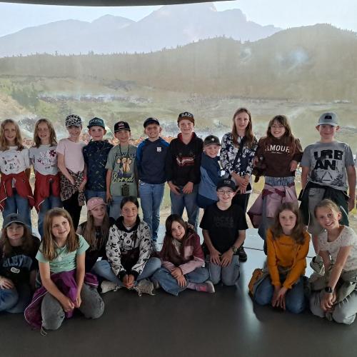 Gruppenfoto vor dem Rundgemälde