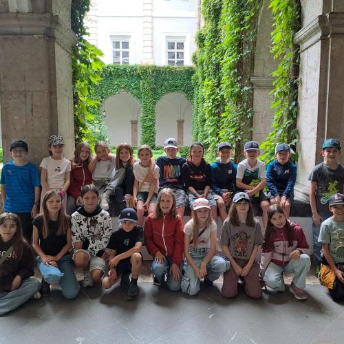Gruppenfoto 4b im Hof der Hofkirche