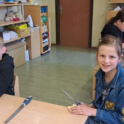 Kinder bearbeiten Zirbenholz.