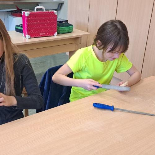 Kinder bearbeiten Zirbenholz.