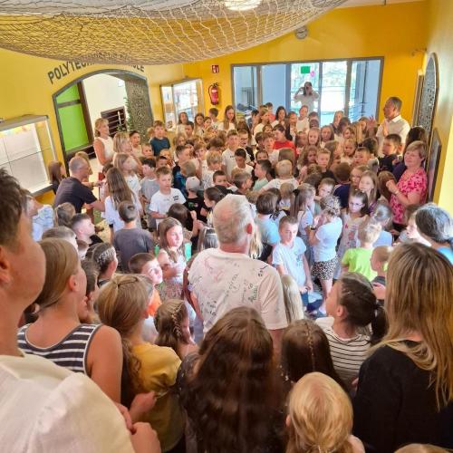 Schulwart Tom wird durch ein Spalier der Schulkinder durch das Schulhaus verabschiedet.