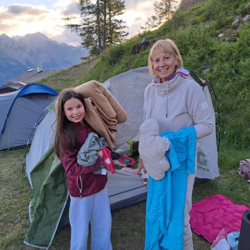 Kinder beim Aufbau der Zelte