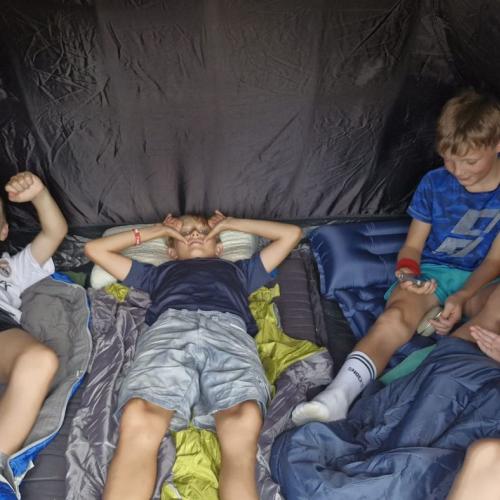 Die Kinder im Zeltlager.