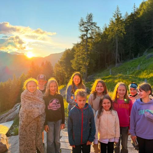 Gruppenfoto in der Abenddämmerung