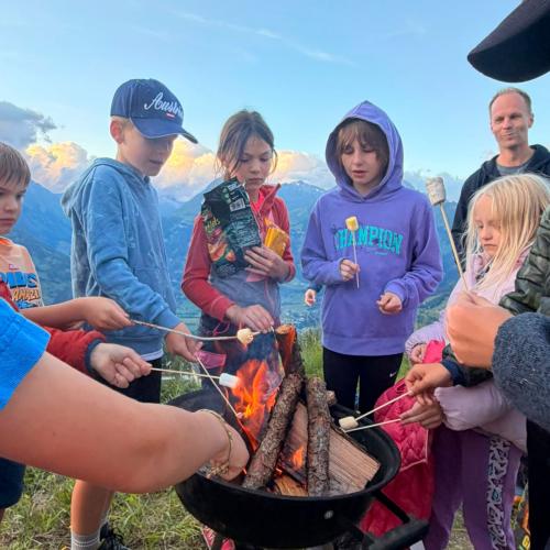 Kinder beim Grillen