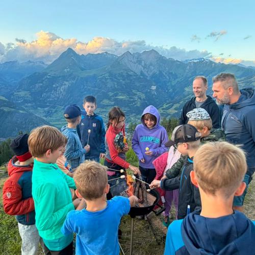 Kinder beim Grillen