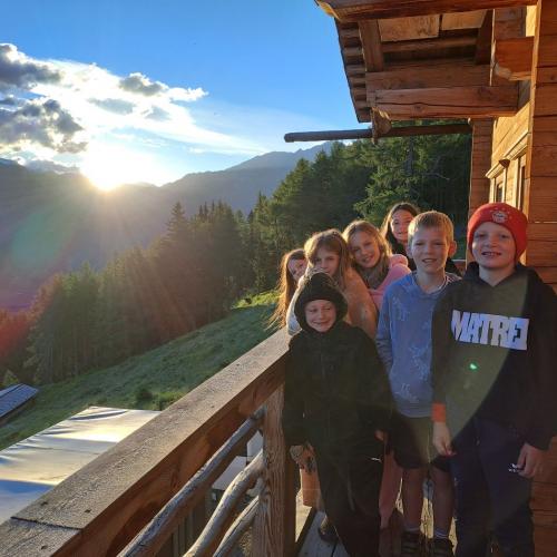  Gruppenfoto der Kinder der 4b bei der Hütte.