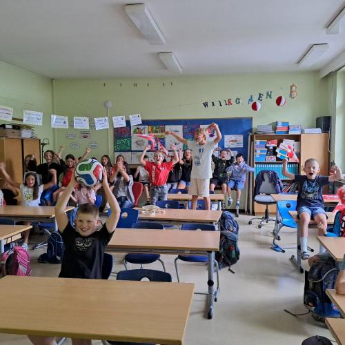 Die Kinder der 4. Klassen sehen gemeinsam den Start der Fußball WM an.