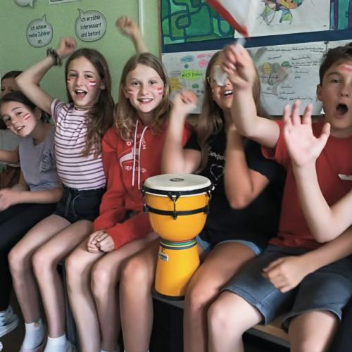 Die Kinder der 4. Klassen sehen gemeinsam den Start der Fußball WM an.
