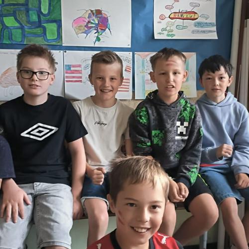 Die Kinder der 4. Klassen sehen gemeinsam den Start der Fußball WM an.