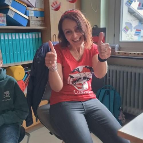 Die Klassenlehrerin feuert Österreichs FC an.