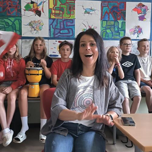 Die Kinder der 4. Klassen sehen gemeinsam den Start der Fußball WM an.