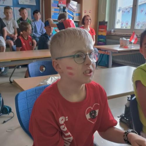 Die Kinder der 4. Klassen sehen gemeinsam den Start der Fußball WM an.