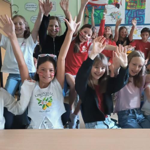 Die Kinder der 4. Klassen sehen gemeinsam den Start der Fußball WM an.