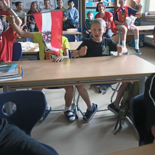 Die Kinder der 4. Klassen sehen gemeinsam den Start der Fußball WM an.