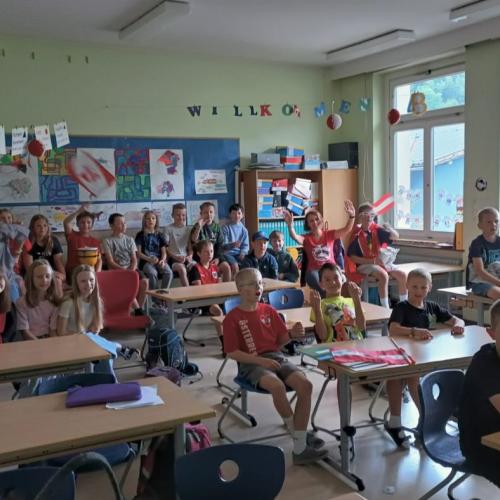 Die Kinder der 4. Klassen sehen gemeinsam den Start der Fußball WM an.