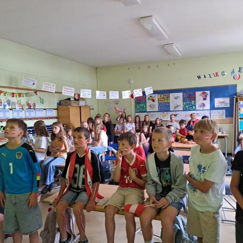 Die Kinder der 4. Klassen sehen gemeinsam den Start der Fußball WM an.