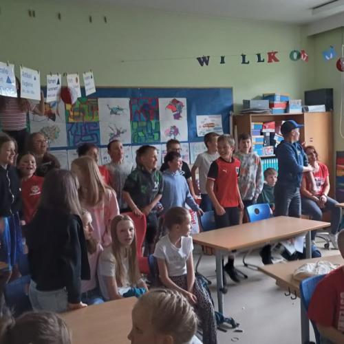 Die Kinder der 4. Klassen sehen gemeinsam den Start der Fußball WM an.