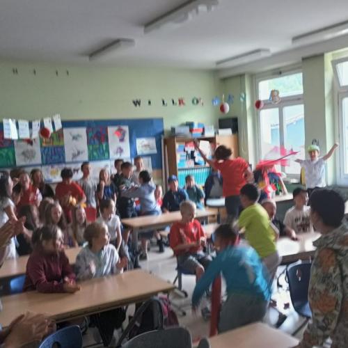 Die Kinder der 4. Klassen sehen gemeinsam den Start der Fußball WM an.