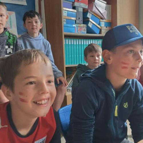 Die Kinder der 4. Klassen sehen gemeinsam den Start der Fußball WM an.
