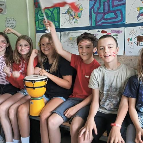 Die Kinder der 4. Klassen sehen gemeinsam den Start der Fußball WM an.
