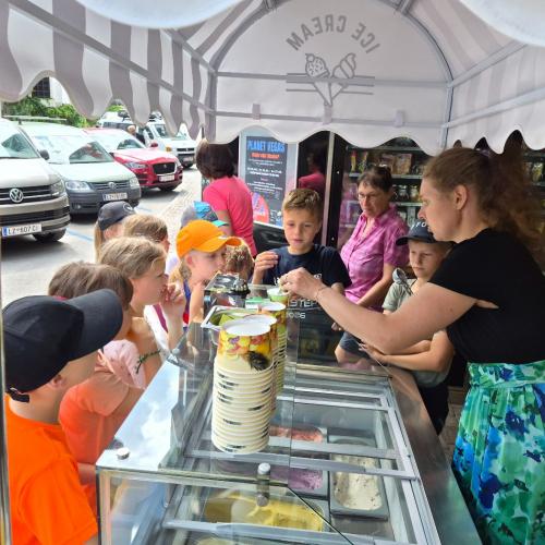 Die Kinder der 3a dürfen sich ein Eis im Tauernladen kaufen.