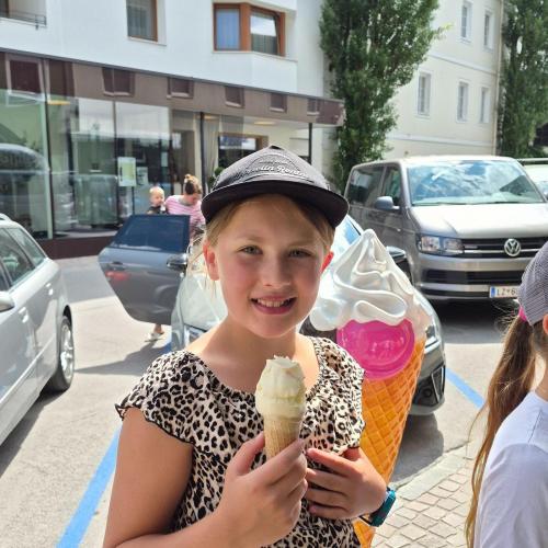 Ein Kind mit einem Eis in der Tüte.