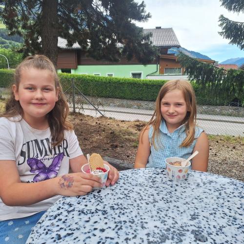 Die Kinder der 2b beim Eisessen.