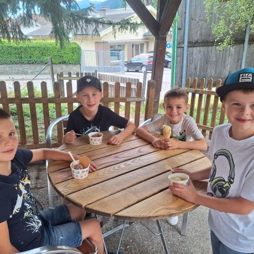 Die Kinder der 2b beim Eisessen.