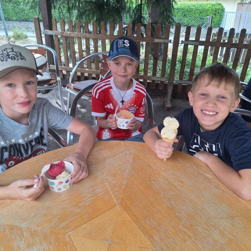 Die Kinder der 2b beim Eisessen.